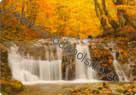 Salto de agua en otoño