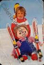 Niño esquiando con peluche