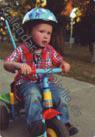 Niño con triciclo