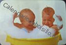 2 niños en barreño amarillo, con espuma